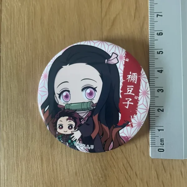 Badge – Demon Slayer – Nezuko Kamado Gyugyutto Bell House 5 cm