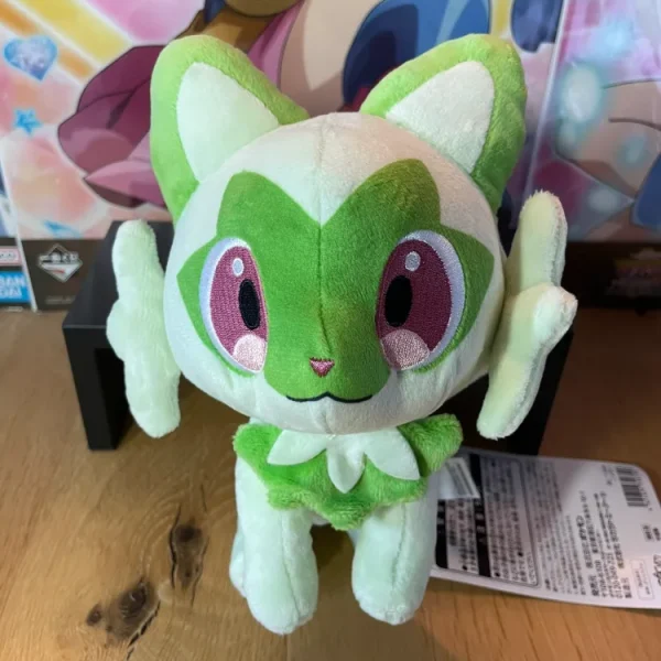 Peluche Poussacha Sprigatito Scarlet & Violet Pokémon Center 20 x 20 cm – Pokémon